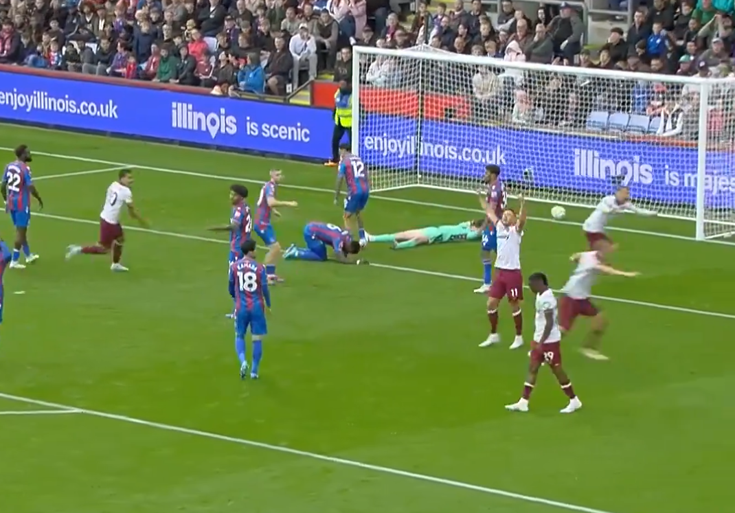 CĐV West Ham phát cuồng với Aaron Wan-Bissaka 4