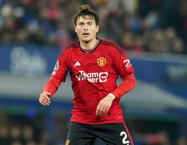 MU van muon ban Victor Lindelof trong thoi gian con lai o He 2024.