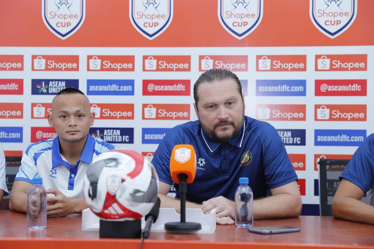 HLV Velizar Popov chia se truoc tran gap Shan United tai Shopee Cup 2024/25